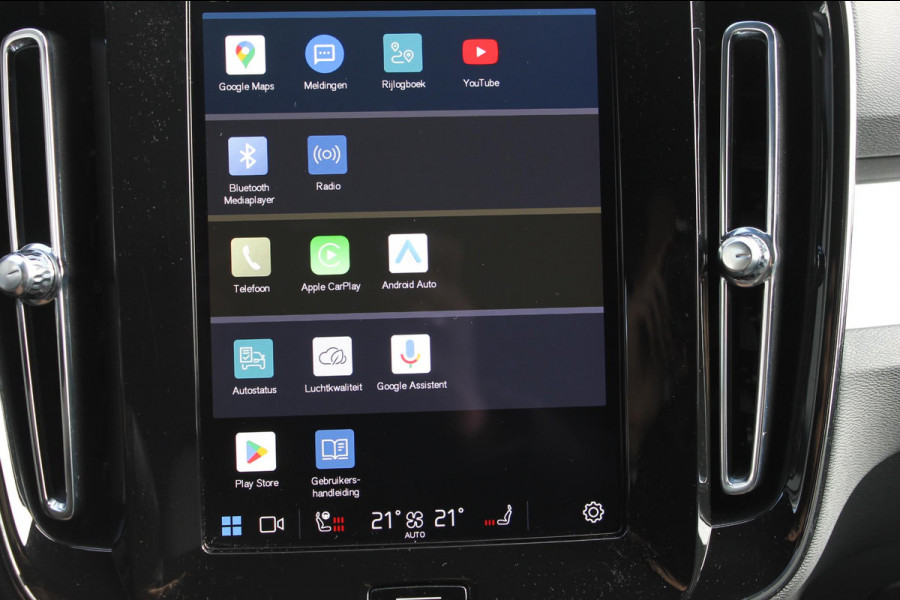 Volvo XC40 2.0 B4 Plus Dark Google Infotainment / Semi elektrisch wegklapbare trekhaak / Verwarmbare voorruit / Harman Kardon Audio installatie / Elektrisch bedienbare voorstoelen