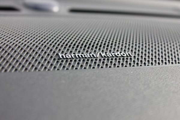 Volvo XC40 2.0 B4 Plus Dark Google Infotainment / Semi elektrisch wegklapbare trekhaak / Verwarmbare voorruit / Harman Kardon Audio installatie / Elektrisch bedienbare voorstoelen