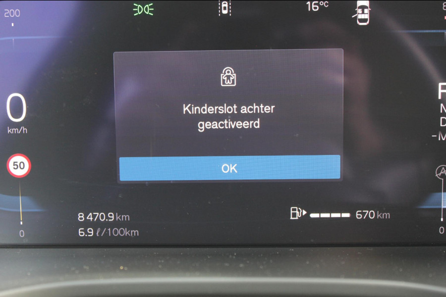 Volvo XC40 2.0 B4 Plus Dark Google Infotainment / Semi elektrisch wegklapbare trekhaak / Verwarmbare voorruit / Harman Kardon Audio installatie / Elektrisch bedienbare voorstoelen