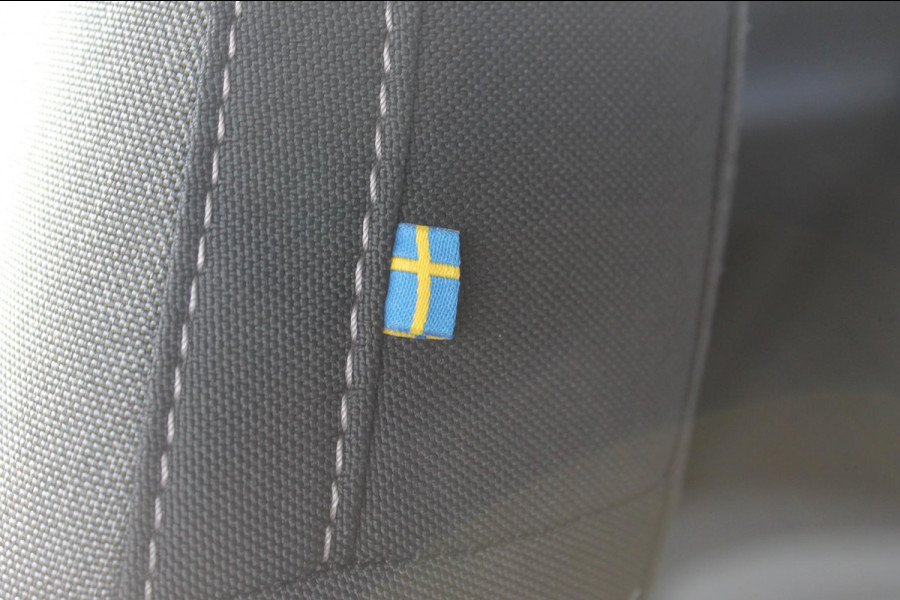 Volvo XC40 2.0 B4 Plus Dark Google Infotainment / Semi elektrisch wegklapbare trekhaak / Verwarmbare voorruit / Harman Kardon Audio installatie / Elektrisch bedienbare voorstoelen