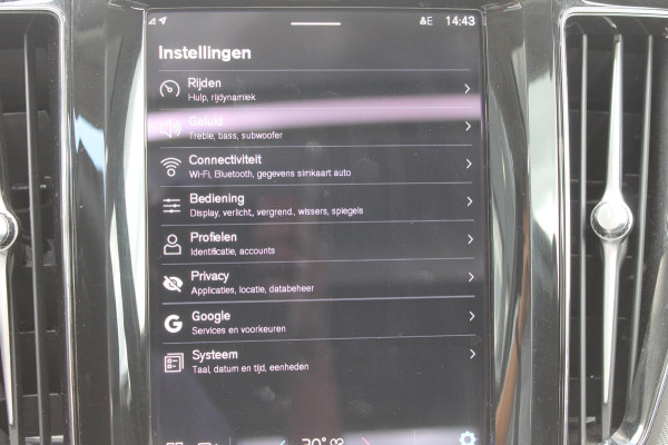 Volvo XC60 T6 350PK Long Range Plug-in hybrid AWD Plus Bright Panoramisch schuif-kanteldak / Google infotainment / Lederen bekleding / Parkeersensoren voor en achter met parkeercamera / Road Sign information / Cruise Control