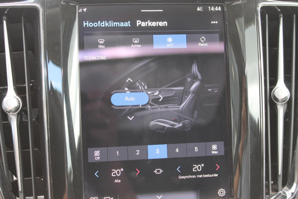 Volvo XC60 T6 350PK Long Range Plug-in hybrid AWD Plus Bright Panoramisch schuif-kanteldak / Google infotainment / Lederen bekleding / Parkeersensoren voor en achter met parkeercamera / Road Sign information / Cruise Control