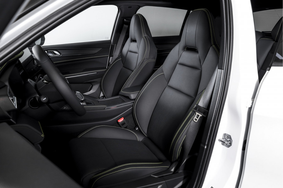 Lynk & Co 01 1.5 PHEV More - MY25 Nieuw model | S/K-panodak | Dig. Cockpit | Stoel-+Stuurverw. | 360 Camera | Adapt. Cruise | Memory | Elek. klep | LM 20" |