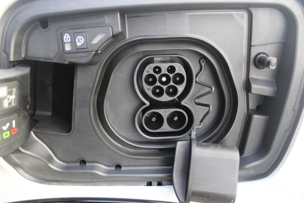 Peugeot E-3008 GT 325PK LAUNCH EDITION DUAL MOTOR 73KWH | PANORAMISCH SCHUIF / KANTELDAK | PREMIUM HIFI FOCAL | LEDEREN BEKLEDING NAPPA | ELEKTRISCH VERSTELBARE VOOR STOELEN, MET GEHEUGENFUNCTIE OP BESTUURDERSSTOEL | STOEL VERWARMING | STOEL MASAGE | STOEL VENTILATIE | ACHTERBANK VERWARMING | STUUR VERWARMING | WARMTE POMP | ALARM SYSTEEM | DRAADLOOS APPLE CARPLAY / ANDROID AUTO | DRAADLOZE TELEFOONLADER | VISIOPARK 360° HD CAMERA'S | DRIVE ASSIST 2.0 SEMI-AUTONOOMRIJDEN |