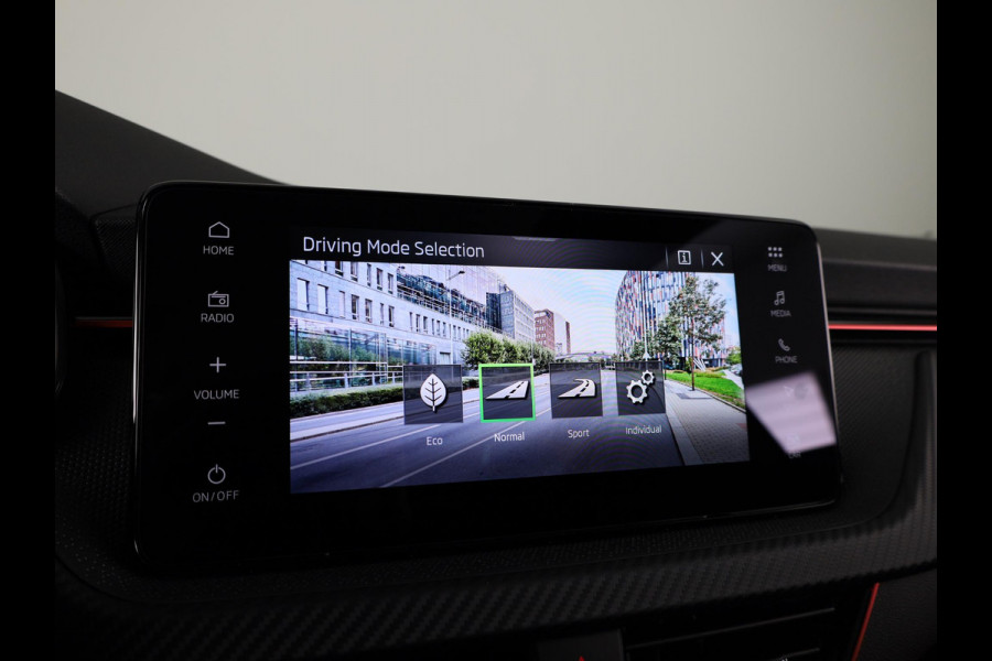 Škoda Kamiq Monte Carlo 1.0 TSI 115 pk 7 versn. DSG | 18 inch | Blind Spot | Navigatie | Adaptive Cruise | Panoramadak | Stoelverwarming |