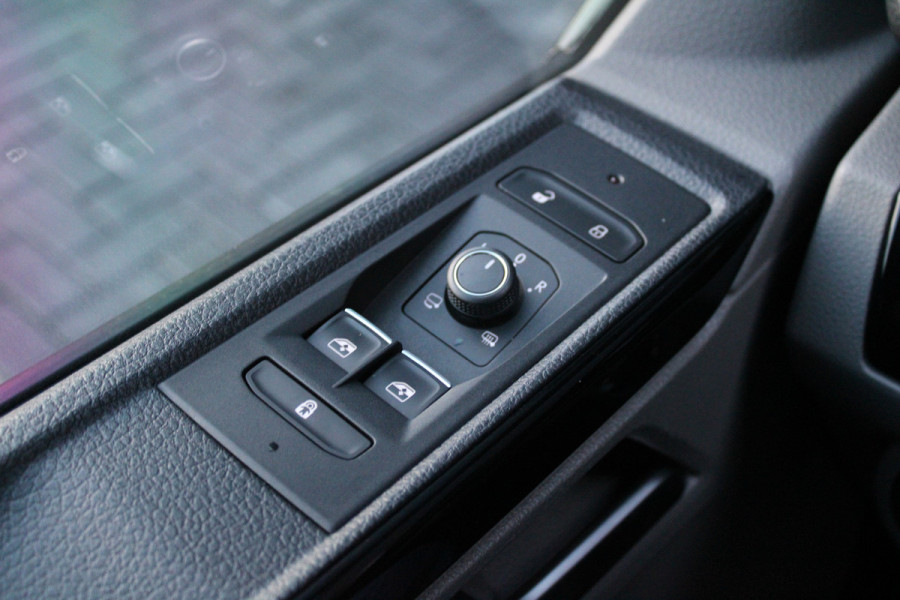 Volkswagen Transporter 2.0 TDI L2H1 28 Bulli 150pk - 20 Inch - Camera - Trekhaak - Leder - ACC - LED - Rijklaar