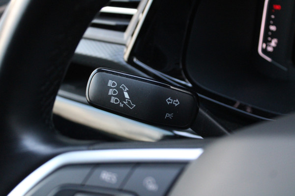 Volkswagen Transporter 2.0 TDI L2H1 28 Bulli 150pk - 20 Inch - Camera - Trekhaak - Leder - ACC - LED - Rijklaar