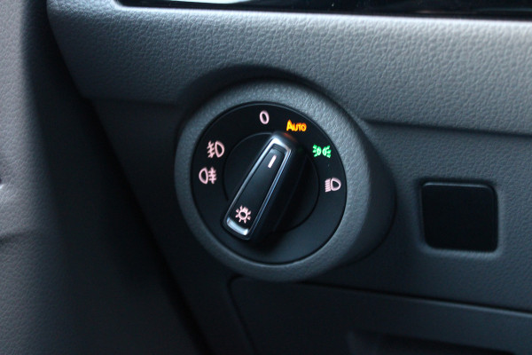 Volkswagen Transporter 2.0 TDI L2H1 28 Bulli 150pk - 20 Inch - Camera - Trekhaak - Leder - ACC - LED - Rijklaar