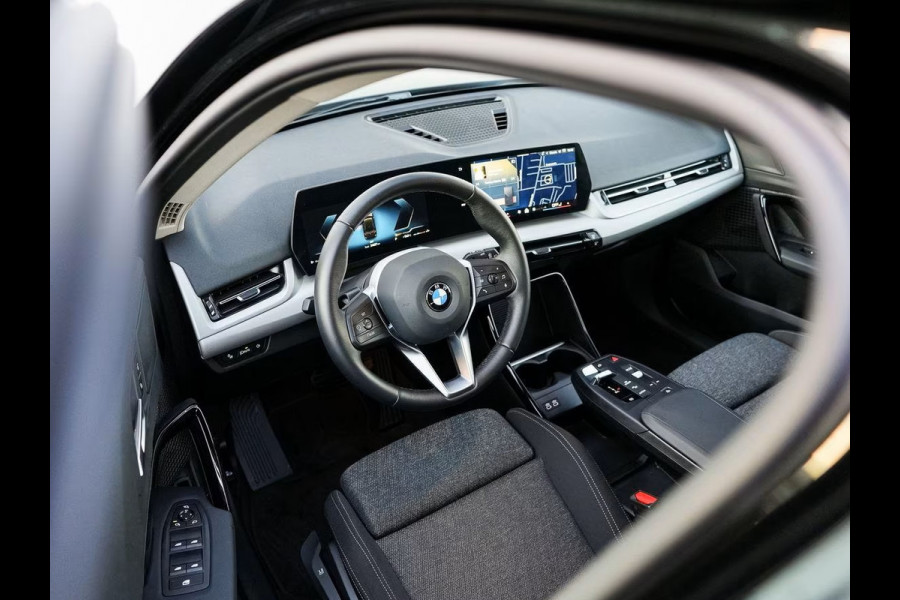 BMW X1 sDrive18iA ** LED, NAVI+, PANORAMA, TREKH, APPLE, ELECTR. A-KLEP, VERW. SPORTST ** 1e EIG - Ex BMW-AG - UNFALLFREI ** ** INFORMEER OOK NAAR ONZE AANTREKKELIJKE FINANCIAL-LEASE TARIEVEN **