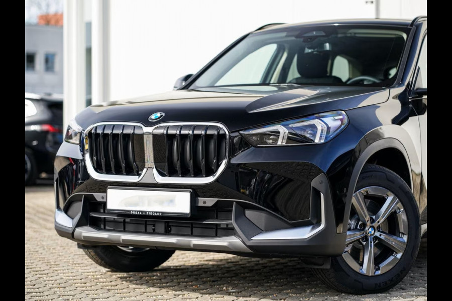 BMW X1 sDrive18iA ** LED, NAVI+, PANORAMA, TREKH, APPLE, ELECTR. A-KLEP, VERW. SPORTST ** 1e EIG - Ex BMW-AG - UNFALLFREI ** ** INFORMEER OOK NAAR ONZE AANTREKKELIJKE FINANCIAL-LEASE TARIEVEN **