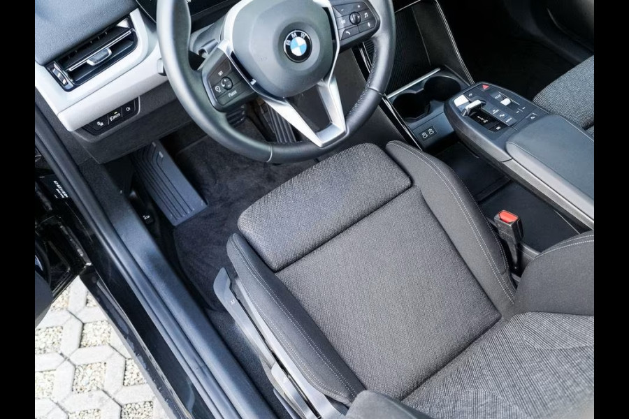 BMW X1 sDrive18iA ** LED, NAVI+, PANORAMA, TREKH, APPLE, ELECTR. A-KLEP, VERW. SPORTST ** 1e EIG - Ex BMW-AG - UNFALLFREI ** ** INFORMEER OOK NAAR ONZE AANTREKKELIJKE FINANCIAL-LEASE TARIEVEN **