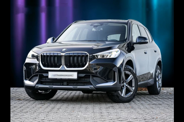 BMW X1 sDrive18iA ** LED, NAVI+, PANORAMA, TREKH, APPLE, ELECTR. A-KLEP, VERW. SPORTST ** 1e EIG - Ex BMW-AG - UNFALLFREI ** ** INFORMEER OOK NAAR ONZE AANTREKKELIJKE FINANCIAL-LEASE TARIEVEN **