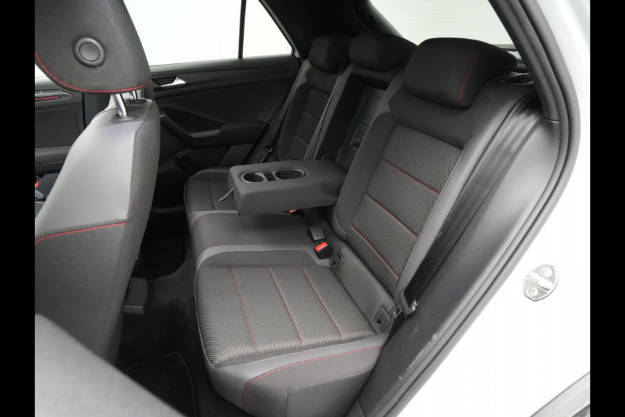 Volkswagen T-Roc 1.5 TSI 150pk DSG Sport Business R Panorama Camera Acc Side/Laneassist Carplay Beats 270