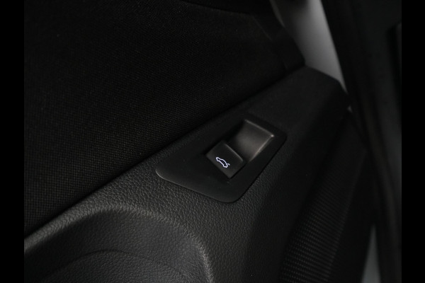 Volkswagen T-Roc 1.5 TSI 150pk DSG Sport Business R Panorama Camera Acc Side/Laneassist Carplay Beats 270