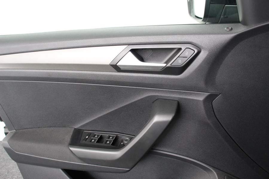 Volkswagen T-Roc 1.5 TSI DSG Style | Navigatie | Climate Control | Adatieve Cruise Control | Electrische achterklep | Stuurwielverwarming | Camera | Parkeer Sensoren