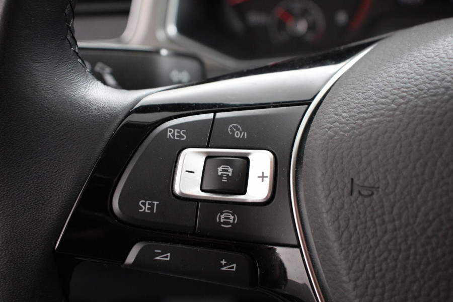 Volkswagen T-Roc 1.5 TSI DSG Style | Navigatie | Climate Control | Adatieve Cruise Control | Electrische achterklep | Stuurwielverwarming | Camera | Parkeer Sensoren