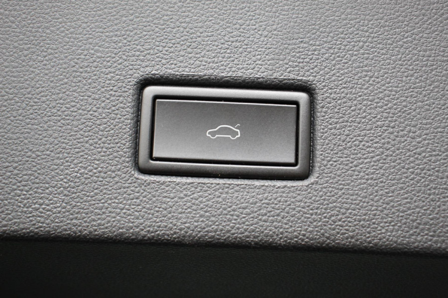 Volkswagen T-Roc 1.5 TSI DSG Style | Navigatie | Climate Control | Adatieve Cruise Control | Electrische achterklep | Stuurwielverwarming | Camera | Parkeer Sensoren