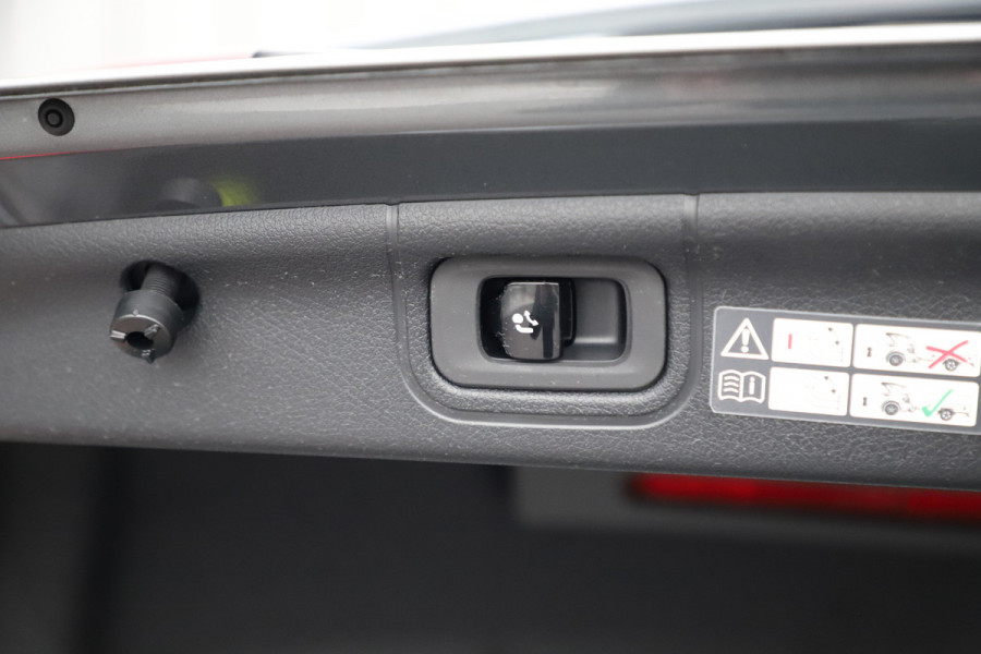 Mercedes-Benz C-Klasse 200 AMG Launch Edition | 204PK | Head-up | Keyless-go | Burmester | Sfeerverlichting | Memory | Leder | Pano | Trekhaak | NL-Aut