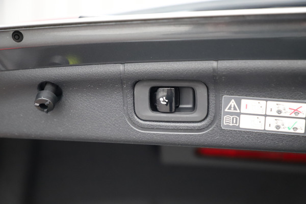 Mercedes-Benz C-Klasse 200 AMG Launch Edition | 204PK | Head-up | Keyless-go | Burmester | Sfeerverlichting | Memory | Leder | Pano | Trekhaak | NL-Aut