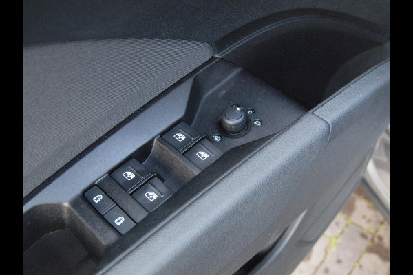 Audi Q4 e-tron 40 Launch edition 77 kWh | Camera | Waterpomp | | Trekhaak | Black Optic | NL-Auto |