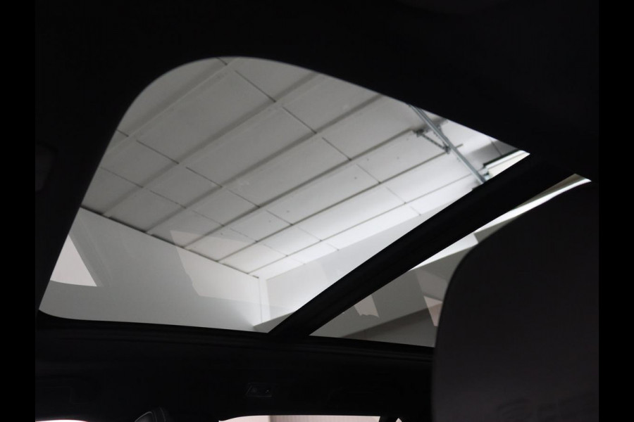 Volvo V60 2.0 T8 Recharge AWD R Design | Panoramadak | Trekhaak | Adaptive cruise | Stoelverwarming | Harman/Kardon | Camera | Carplay | Half leder | Navigatie | Full LED | PHEV | Plug In