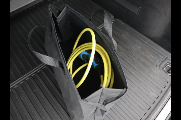 Volvo V60 2.0 T8 Recharge AWD R Design | Panoramadak | Trekhaak | Adaptive cruise | Stoelverwarming | Harman/Kardon | Camera | Carplay | Half leder | Navigatie | Full LED | PHEV | Plug In