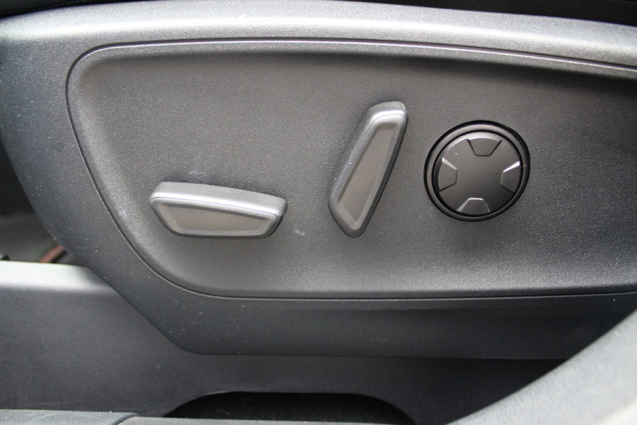 Ford Kuga 2.5-243pk PHEV ST-Line X. Nieuw Model ! Van €. 54.937,- voor €. 43.735,- ! Trekgewicht van 2.100kg ! Elektr. verstelb. AGR stoelen voor, Stoel-, stuur-, voorraam- en achterbank verwarming, Elektr. panorama/schuif-kanteldak , Trekhaak wegklapbaar,