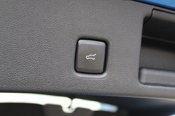 Ford Kuga 2.5-243pk PHEV ST-Line X. Nieuw Model ! Van €. 54.937,- voor €. 43.735,- ! Trekgewicht van 2.100kg ! Elektr. verstelb. AGR stoelen voor, Stoel-, stuur-, voorraam- en achterbank verwarming, Elektr. panorama/schuif-kanteldak , Trekhaak wegklapbaar,