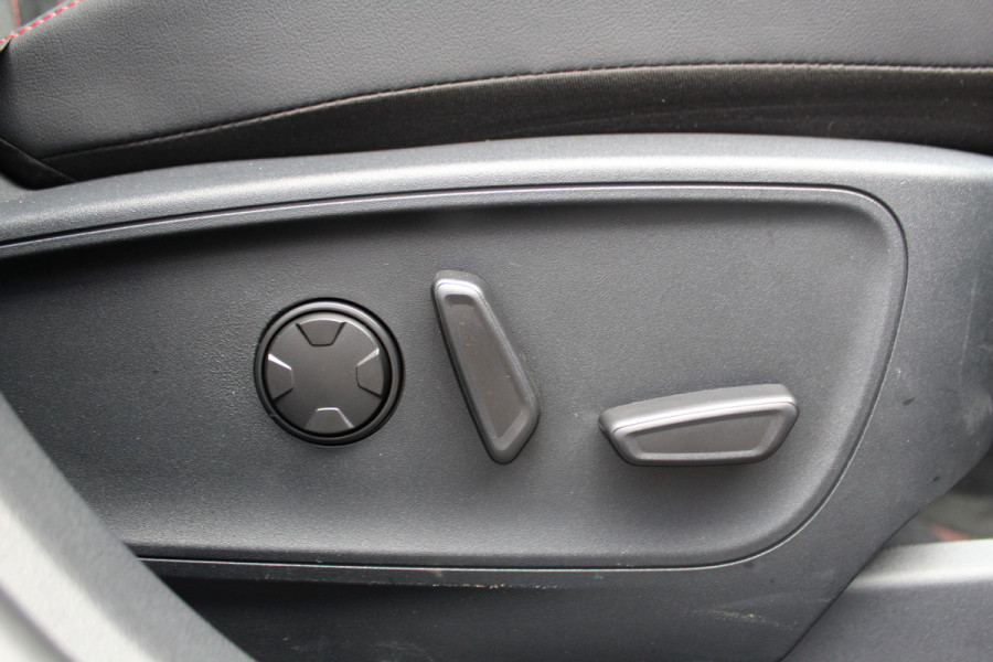 Ford Kuga 2.5-243pk PHEV ST-Line X. Nieuw Model ! Van €. 54.937,- voor €. 43.735,- ! Trekgewicht van 2.100kg ! Elektr. verstelb. AGR stoelen voor, Stoel-, stuur-, voorraam- en achterbank verwarming, Elektr. panorama/schuif-kanteldak , Trekhaak wegklapbaar,