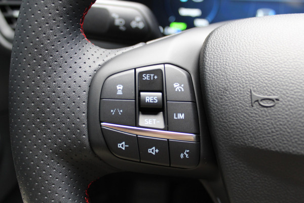 Ford Kuga 2.5-243pk PHEV ST-Line X. Nieuw Model ! Van €. 54.937,- voor €. 43.735,- ! Trekgewicht van 2.100kg ! Elektr. verstelb. AGR stoelen voor, Stoel-, stuur-, voorraam- en achterbank verwarming, Elektr. panorama/schuif-kanteldak , Trekhaak wegklapbaar,