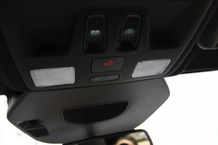 Ford Kuga 2.5-243pk PHEV ST-Line X. Nieuw Model ! Van €. 54.937,- voor €. 43.735,- ! Trekgewicht van 2.100kg ! Elektr. verstelb. AGR stoelen voor, Stoel-, stuur-, voorraam- en achterbank verwarming, Elektr. panorama/schuif-kanteldak , Trekhaak wegklapbaar,