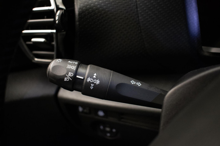 Citroën C4 1.2 Puretech Feel Pack (APPLE CARPLAY,NAVI,CAMERA,DIGITALE COCKPIT,SPORTSTOELEN,GETINT,PDC,LANE ASSIST,NETTESTAAT)