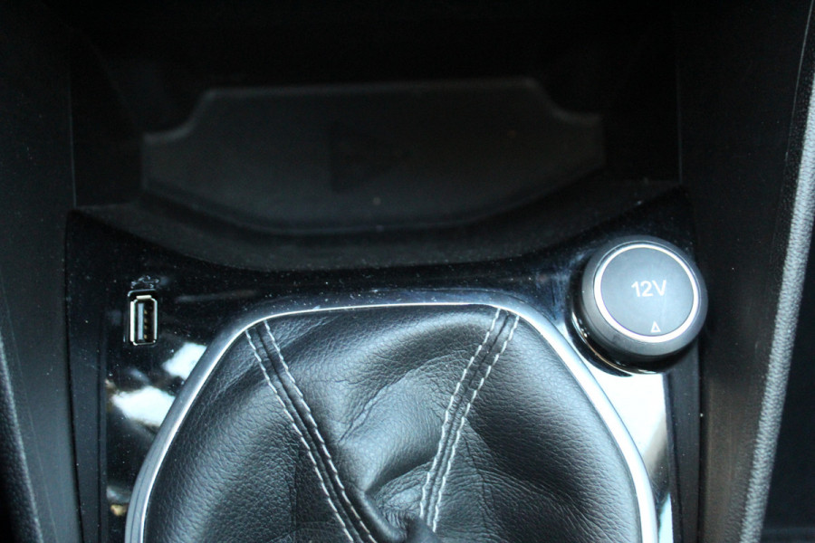 Ford Fiesta 1.0-100pk EcoBoost Titanium 5deurs Mooie en zuinige Ford Fiesta in de luxe Titanium uitvoering. Climate control , Cruise control , Navigatie , Bluetooth