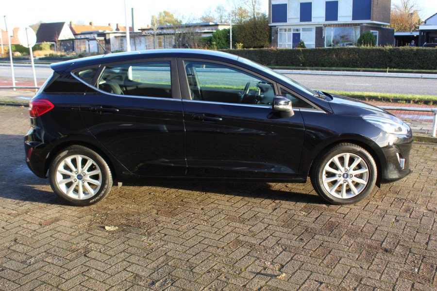 Ford Fiesta 1.0-100pk EcoBoost Titanium 5deurs Mooie en zuinige Ford Fiesta in de luxe Titanium uitvoering. Climate control , Cruise control , Navigatie , Bluetooth
