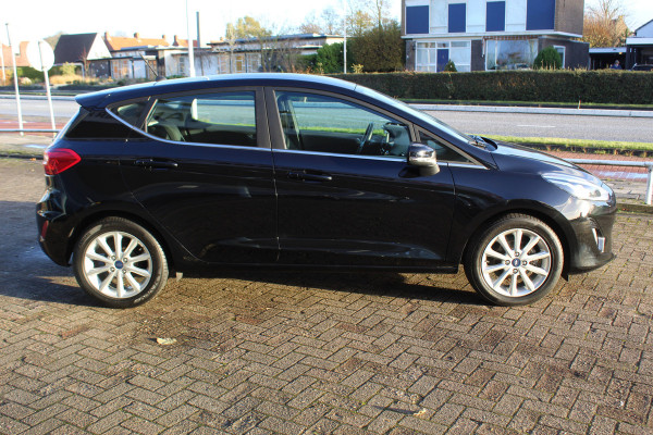 Ford Fiesta 1.0-100pk EcoBoost Titanium 5deurs Mooie en zuinige Ford Fiesta in de luxe Titanium uitvoering. Climate control , Cruise control , Navigatie , Bluetooth