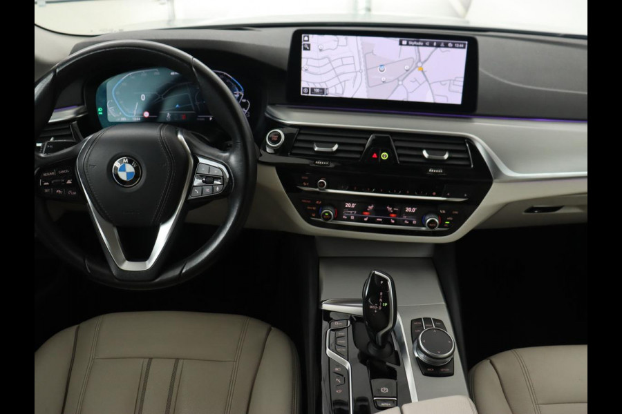 BMW 5 Serie 530e xDrive High Executive | Head-Up | Leder | Adaptive cruise | Stoelverwarming | 360 Camera | Harman/Kardon | Carplay | Live Cockpit | Laserlicht | Navigatie | Parkeerhulp | PHEV | Plug In