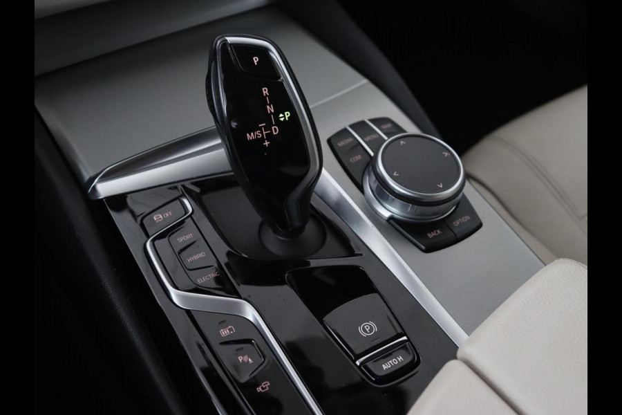 BMW 5 Serie 530e xDrive High Executive | Head-Up | Leder | Adaptive cruise | Stoelverwarming | 360 Camera | Harman/Kardon | Carplay | Live Cockpit | Laserlicht | Navigatie | Parkeerhulp | PHEV | Plug In