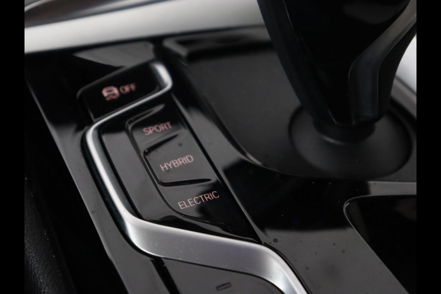 BMW 5 Serie 530e xDrive High Executive | Head-Up | Leder | Adaptive cruise | Stoelverwarming | 360 Camera | Harman/Kardon | Carplay | Live Cockpit | Laserlicht | Navigatie | Parkeerhulp | PHEV | Plug In