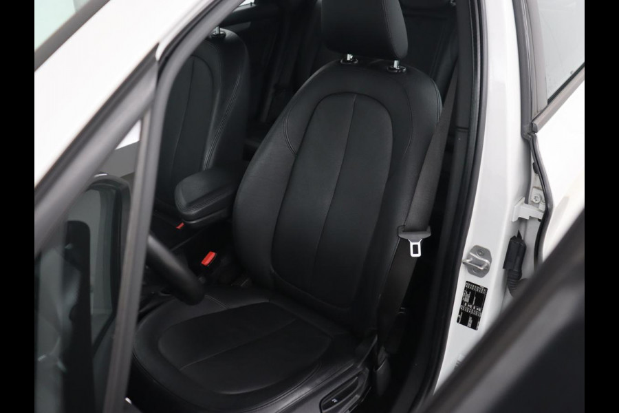 BMW 2 Serie Active Tourer 218i High Executive | Leder | Stoelverwarming | Harman/Kardon | Trekhaak | Navigatie | Full LED | Climate control | Parkeerhulp | Cruise control