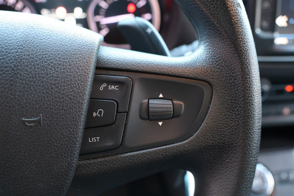 Peugeot Expert 2.0 BlueHDI 180 Premium Pack 177 PK | 3-Zitter | CarPlay | Camera | Dodehoek detector | Airco | Trekhaak | Imperiaal | Lederen bekleding | Nieuwe APK | NAP Logisch