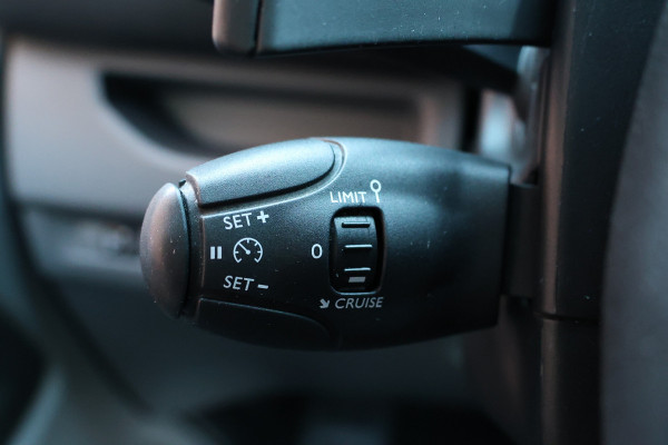 Peugeot Expert 2.0 BlueHDI 180 Premium Pack 177 PK | 3-Zitter | CarPlay | Camera | Dodehoek detector | Airco | Trekhaak | Imperiaal | Lederen bekleding | Nieuwe APK | NAP Logisch
