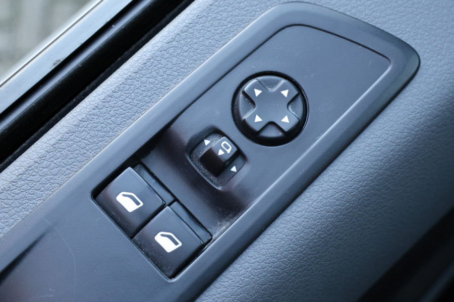 Peugeot Expert 2.0 BlueHDI 180 Premium Pack 177 PK | 3-Zitter | CarPlay | Camera | Dodehoek detector | Airco | Trekhaak | Imperiaal | Lederen bekleding | Nieuwe APK | NAP Logisch