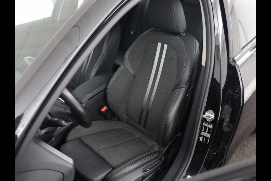 BMW 1-serie 118i Executive | Sport Line | Carplay | Sportstoelen | Full LED | Live Cockpit | Navigatie | Climate control | Parkeerhulp | Cruise control