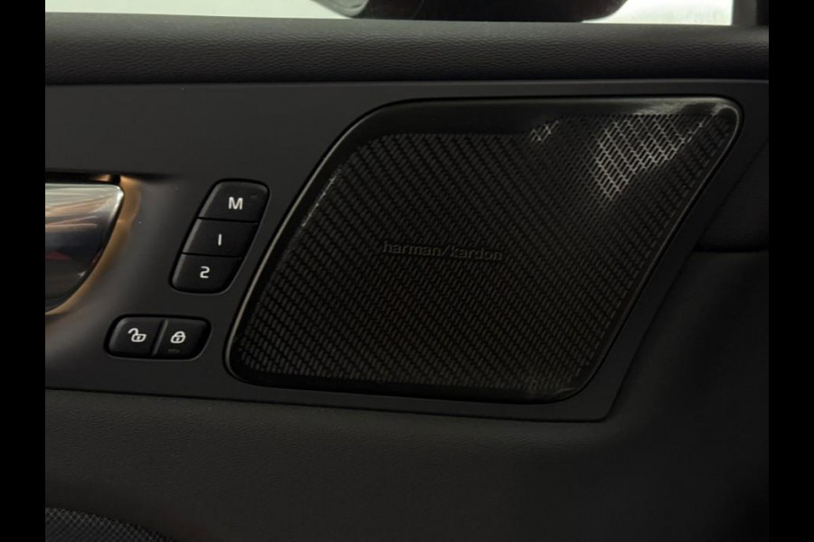 Volvo XC60 2.0 Recharge T6 AWD R-Design Pano H/K HUD Trekh.