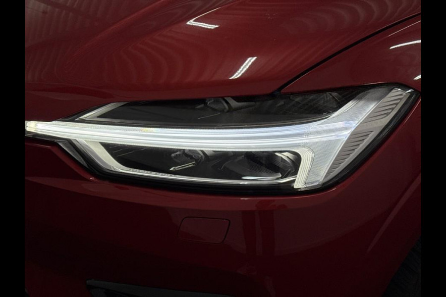 Volvo XC60 2.0 Recharge T6 AWD R-Design Pano H/K HUD Trekh.