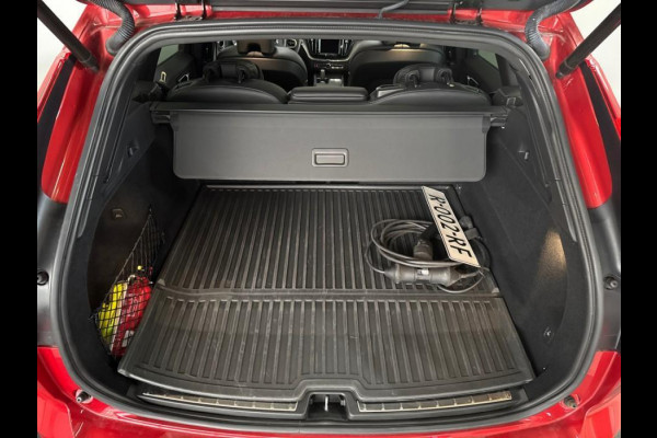 Volvo XC60 2.0 Recharge T6 AWD R-Design Pano H/K HUD Trekh.