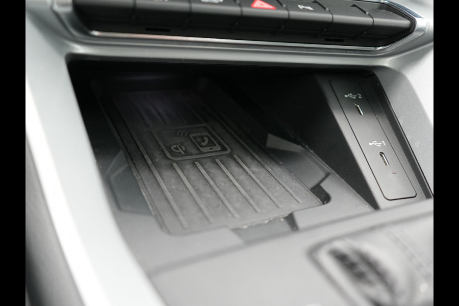 Audi Q3 45 TFSI e edition Plug In Hybrid 245pk Dealer O.H PHEV | Panodak | Camera | Cruise Control | Alcantara Sportstoelen Verwarmd | Navigatie | Virtual | DAB |