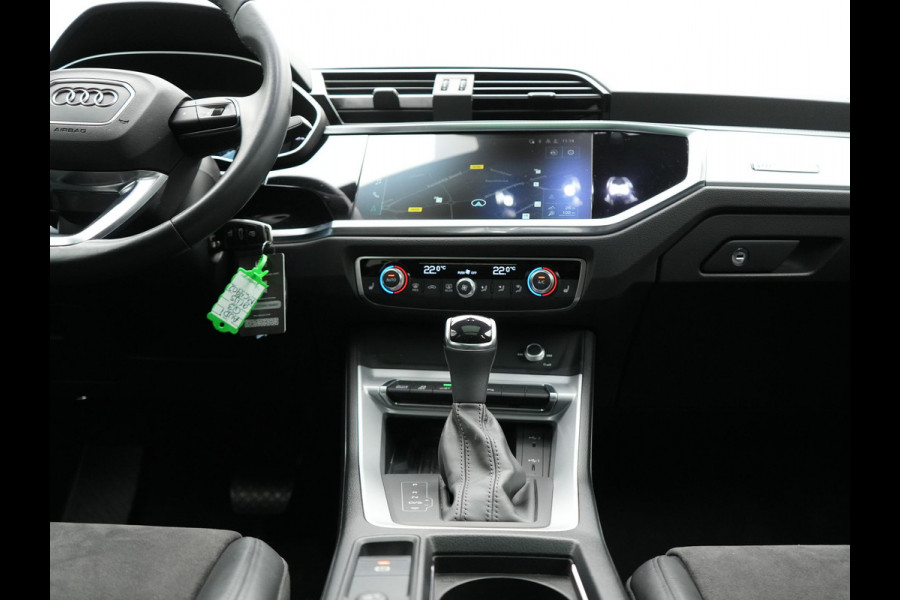 Audi Q3 45 TFSI e edition Plug In Hybrid 245pk Dealer O.H PHEV | Panodak | Camera | Cruise Control | Alcantara Sportstoelen Verwarmd | Navigatie | Virtual | DAB |