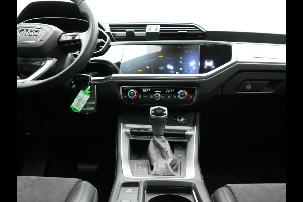 Audi Q3 45 TFSI e edition Plug In Hybrid 245pk Dealer O.H PHEV | Panodak | Camera | Cruise Control | Alcantara Sportstoelen Verwarmd | Navigatie | Virtual | DAB |