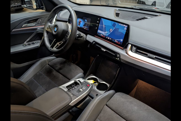 BMW X1 sDrive18iA M-SPORT ** ADAPT. LED, NAVI+, PANORAMA, TREKH, 19-inch LMV,  M-REMMEN ** 1e EIG - Ex BMW-AG - UNFALLFREI ** ** INFORMEER OOK NAAR ONZE AANTREKKELIJKE FINANCIAL-LEASE TARIEVEN **